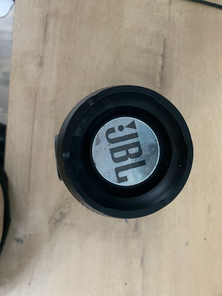 Портативная колонка jbl в хорошем состоянии