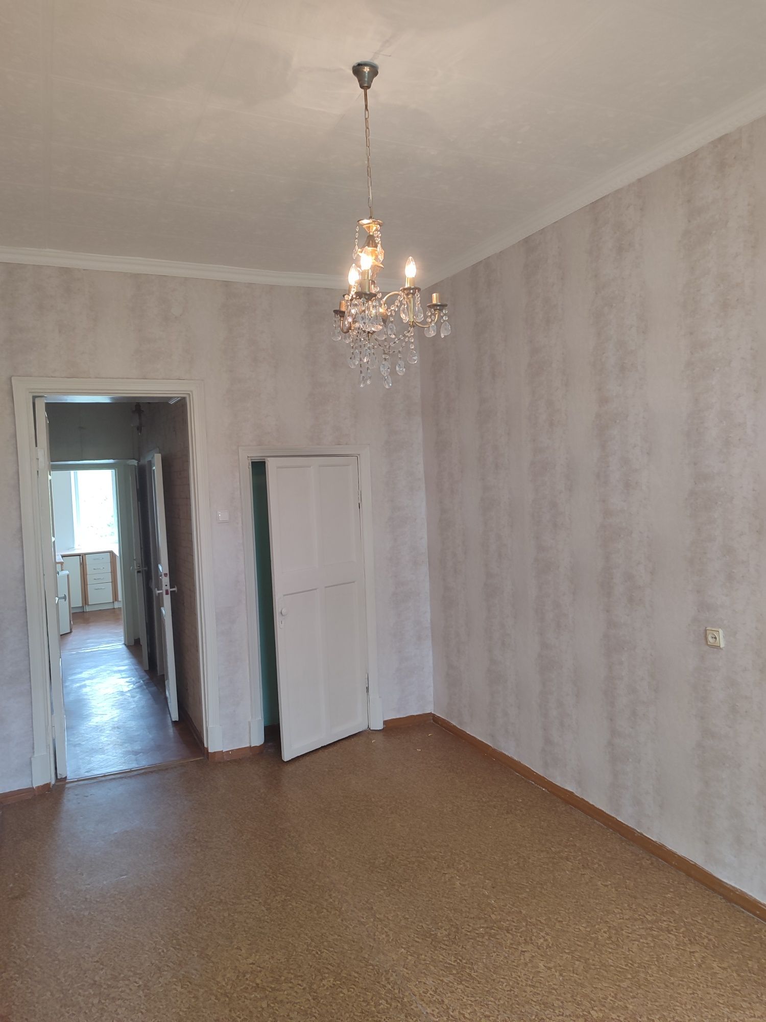 Караганда Продам 2 комнатную 58,4м,кухня 11,1м,4/4 с подарком