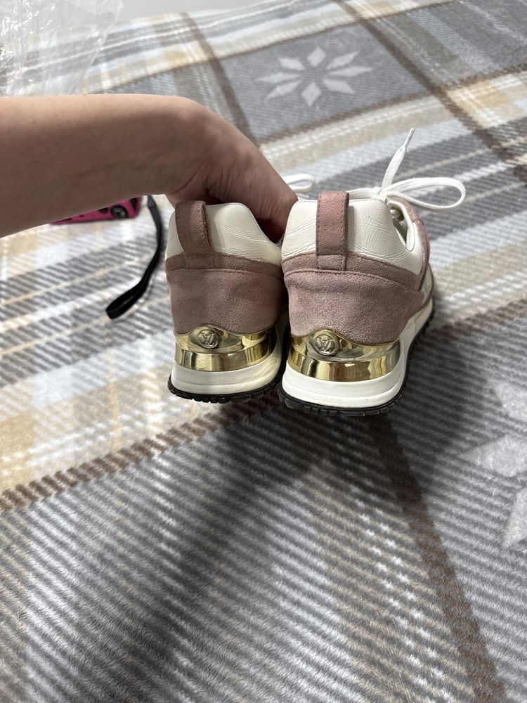 Louis vuitton run away