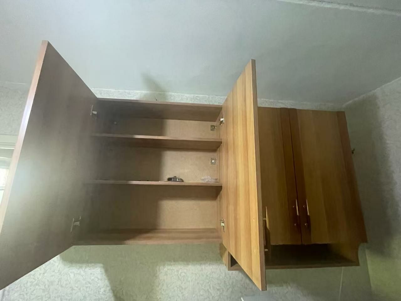 Продам настенный шкаф
