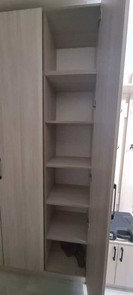 Продам шкаф в прихожую  новую