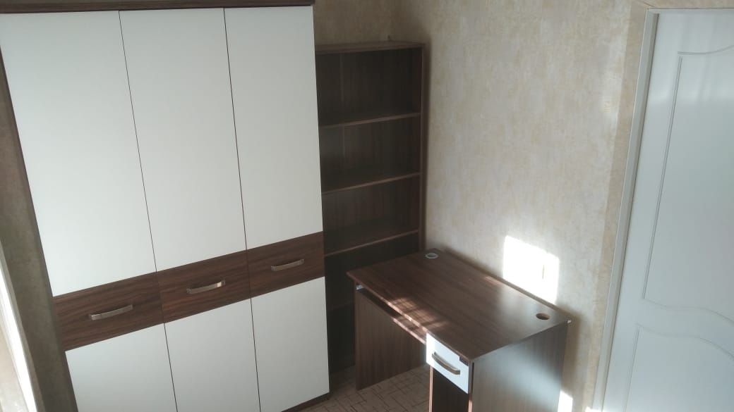 Мебель: кровать, тумба, шкаф, книжные полки, компьютерный стол