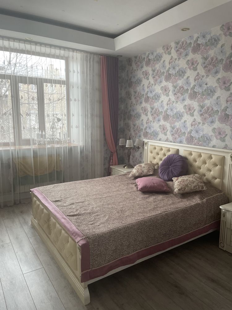 Покрывало на кровать с декоративными подушками