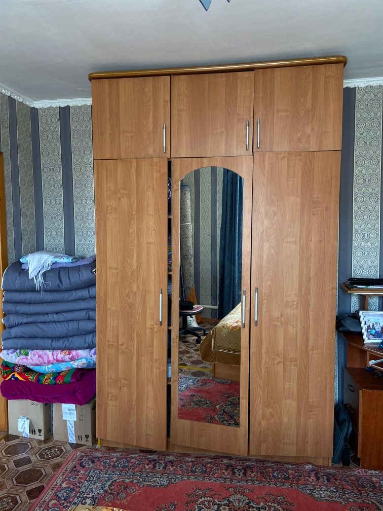 Продам мебель гарнитур шкафы диван