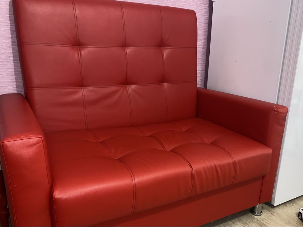 Диванчик продам .