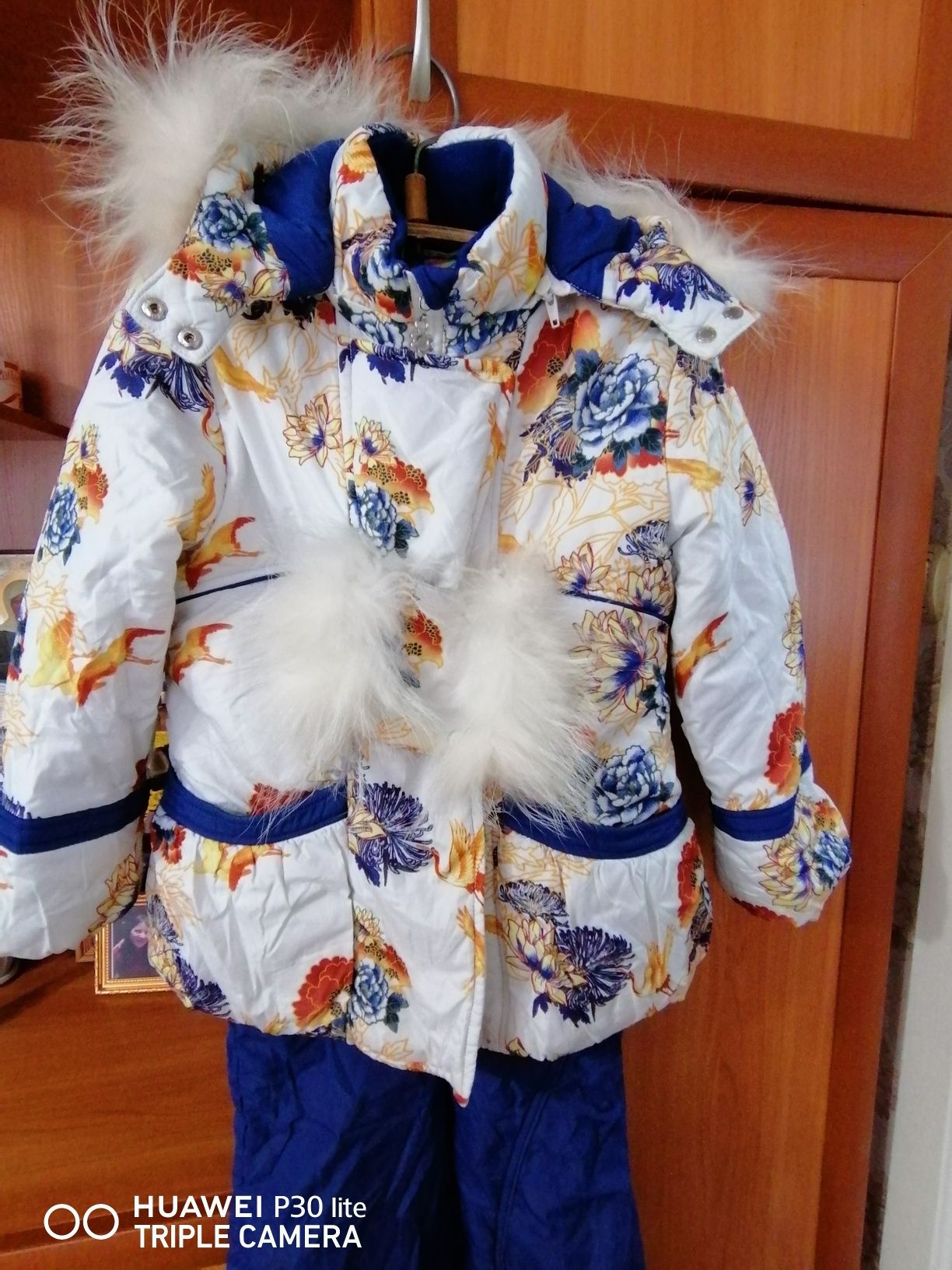 Продам зимний комбинезон для девочки 10000