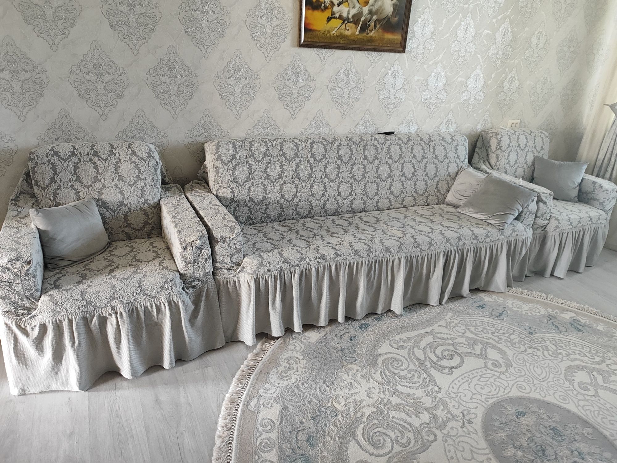Продам диван с двумя креслами.