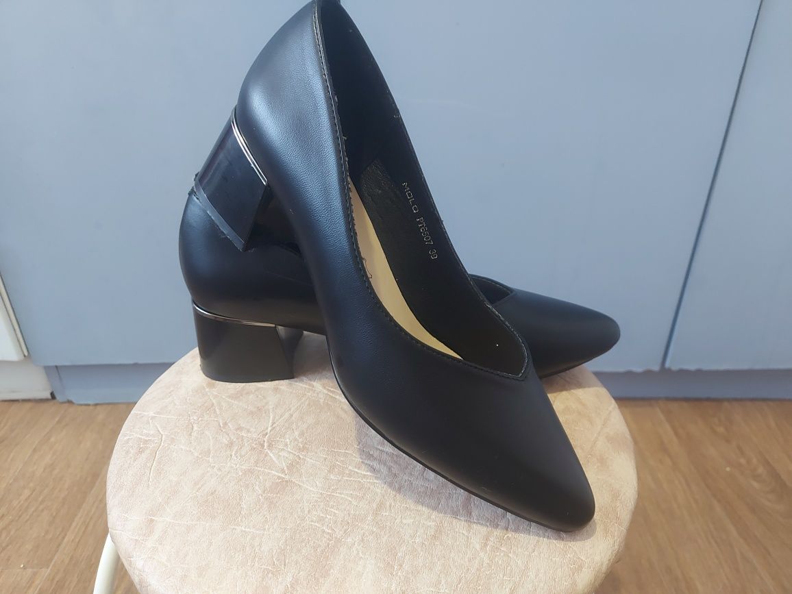 Продам женские туфли 39 рр