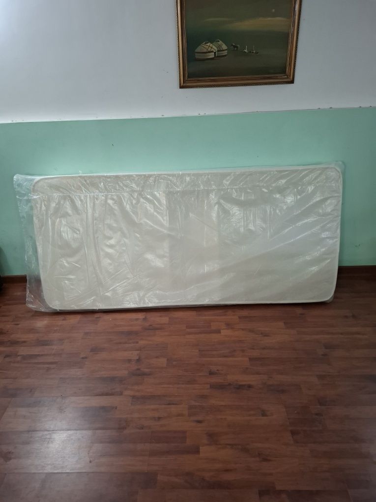 Кровать односпальная с матрацом