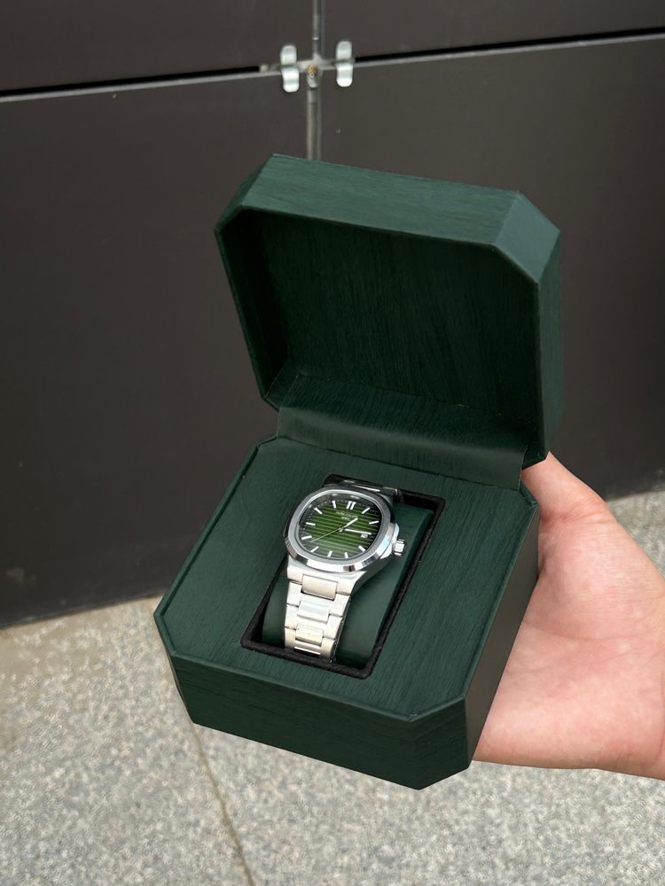 Часы от брендов:Patek Philippe,Roleх,Casio и те самые арабские.