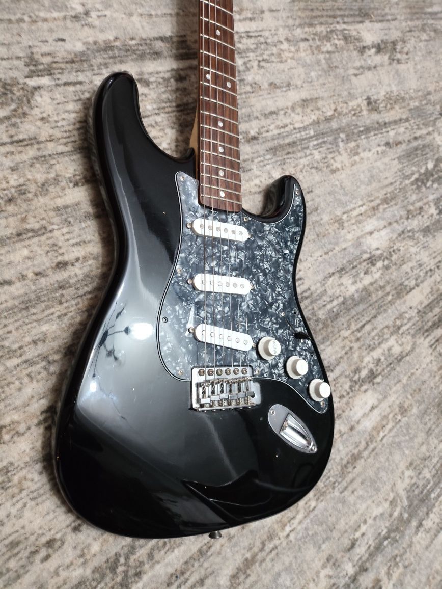 Squier afiniti black классический стратокастер
