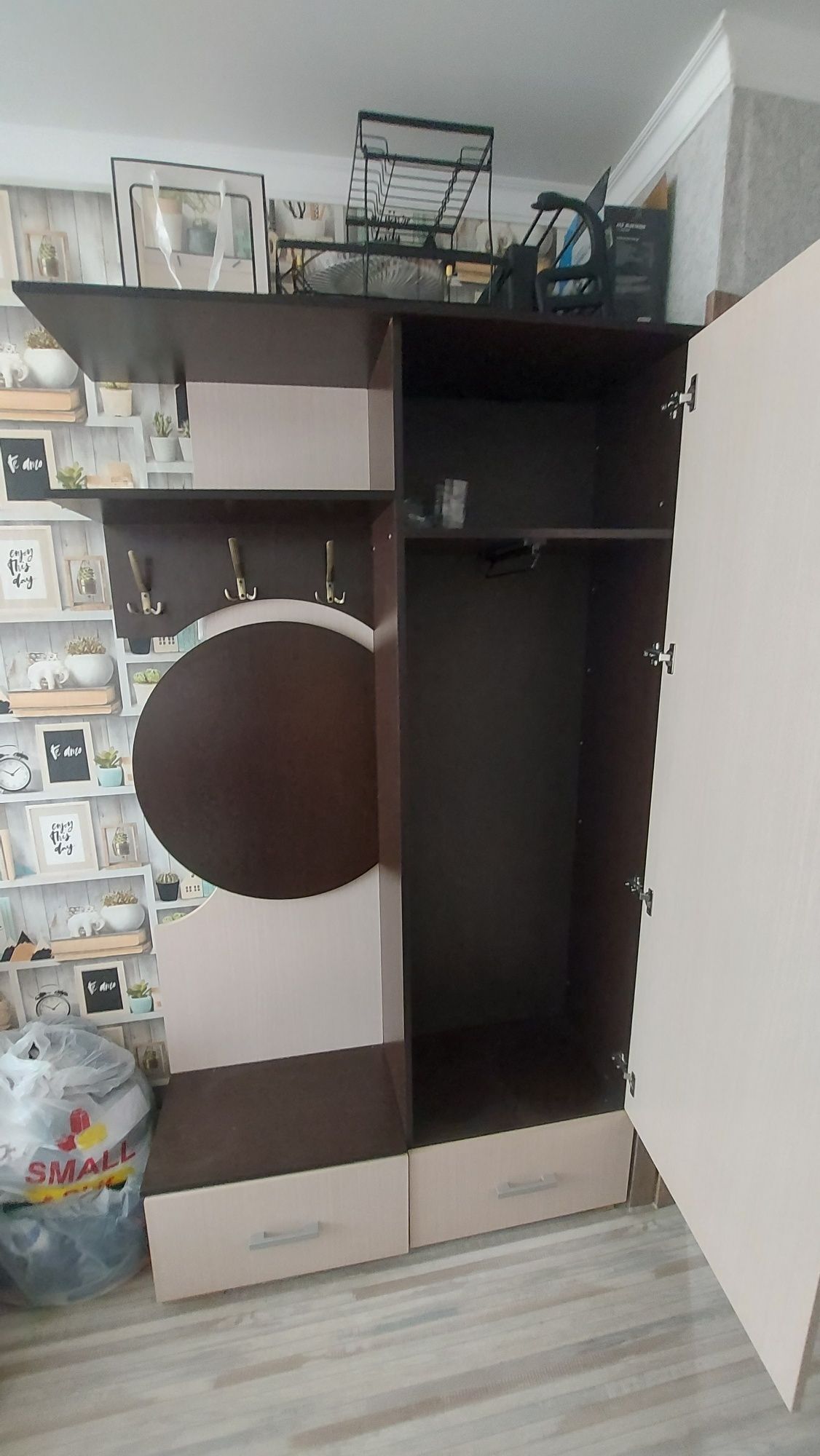 Продам прихожую .