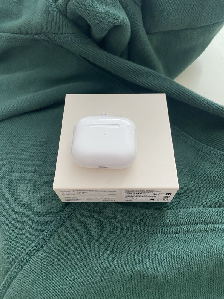 AirPods 3.