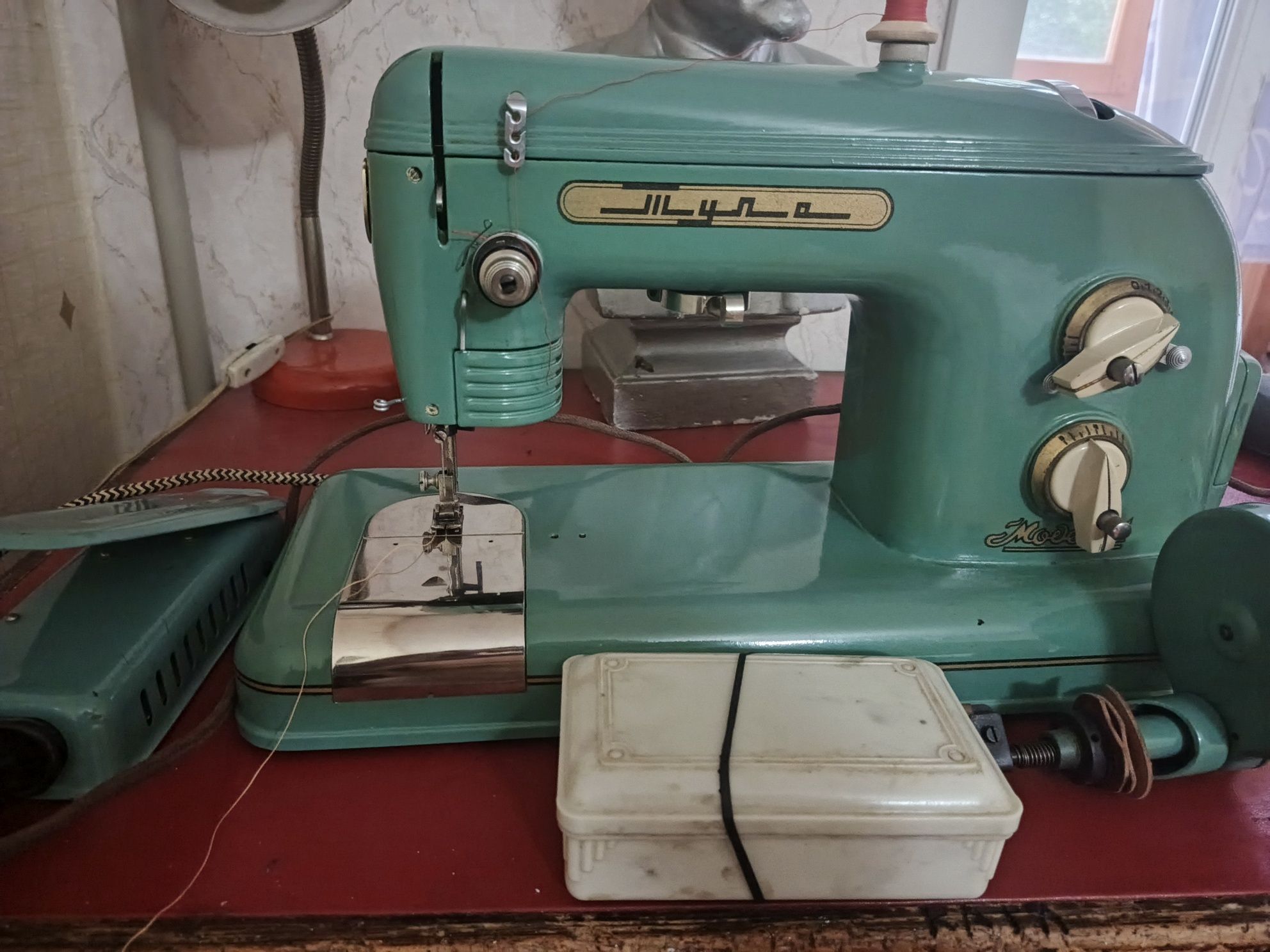 Продам швейную машинку 15000