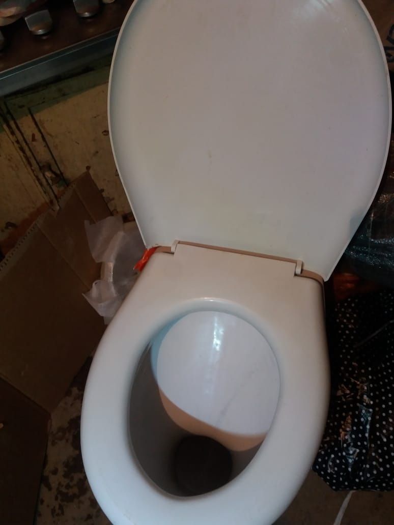 Продам унитаз с бочком бу чистый