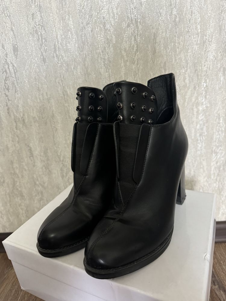 Продам ботинки