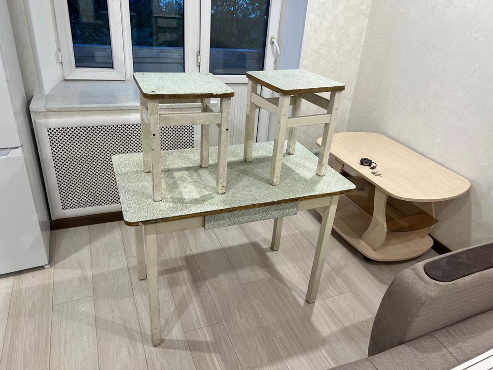 Стол со стульями