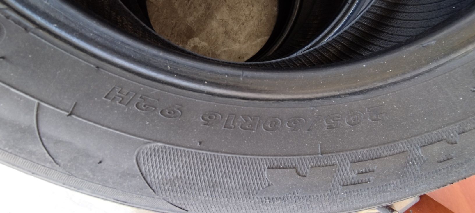 Продаеться шины 206/60R16