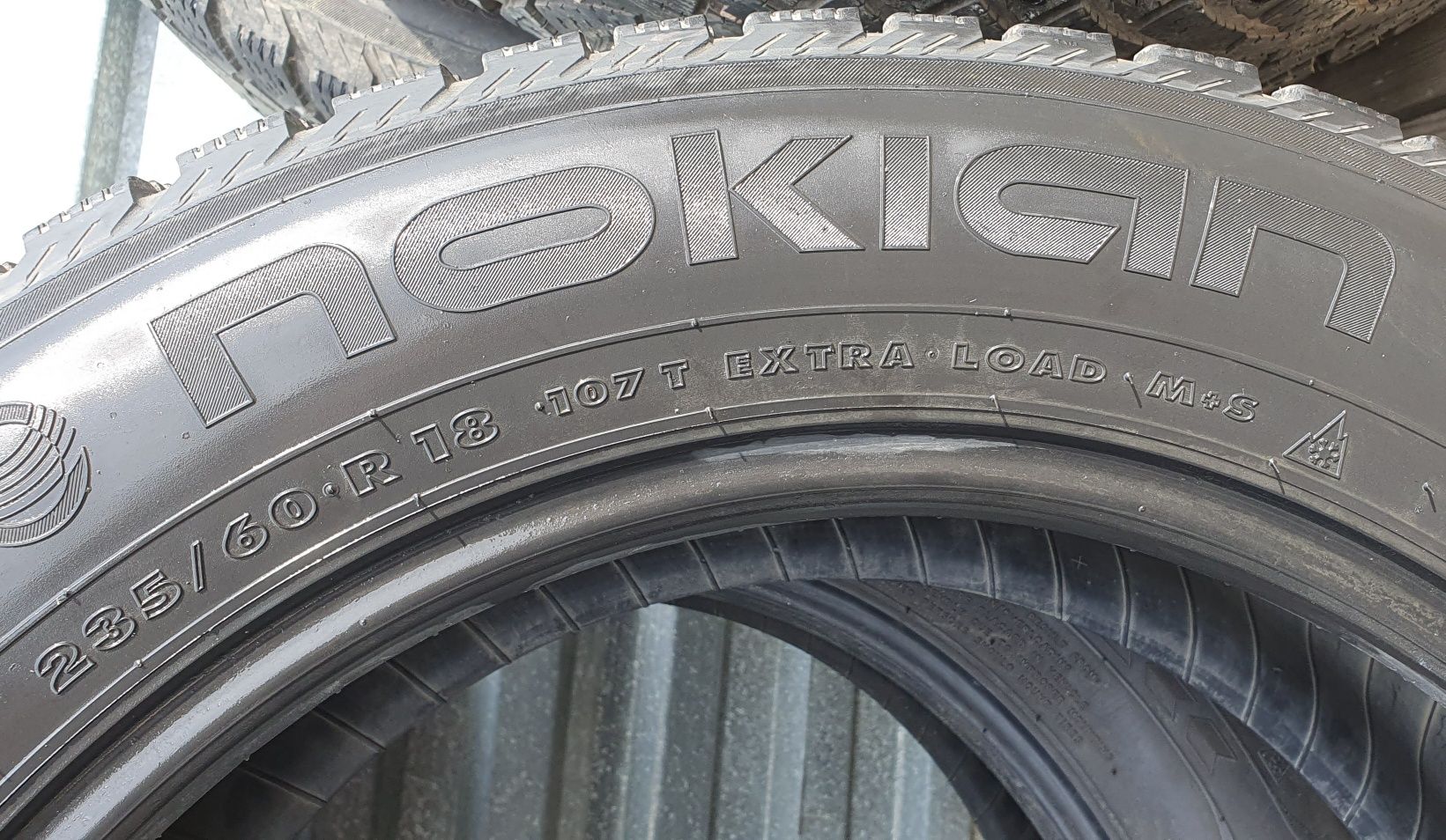 Продам зимние шины 235/60 R18