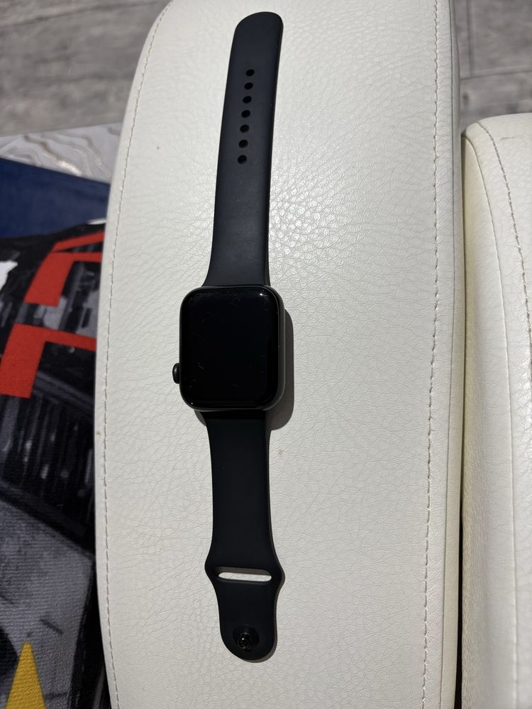 Продам смарт часы apple watch se