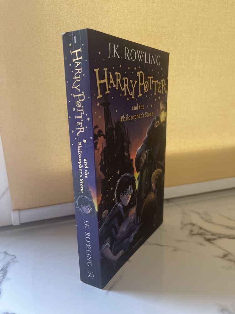 Книга “Harry Potter и философский камень“ на английском языке