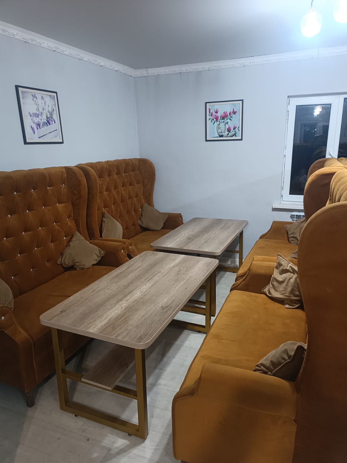 Продам диваны и столы для кафе и фастфуда