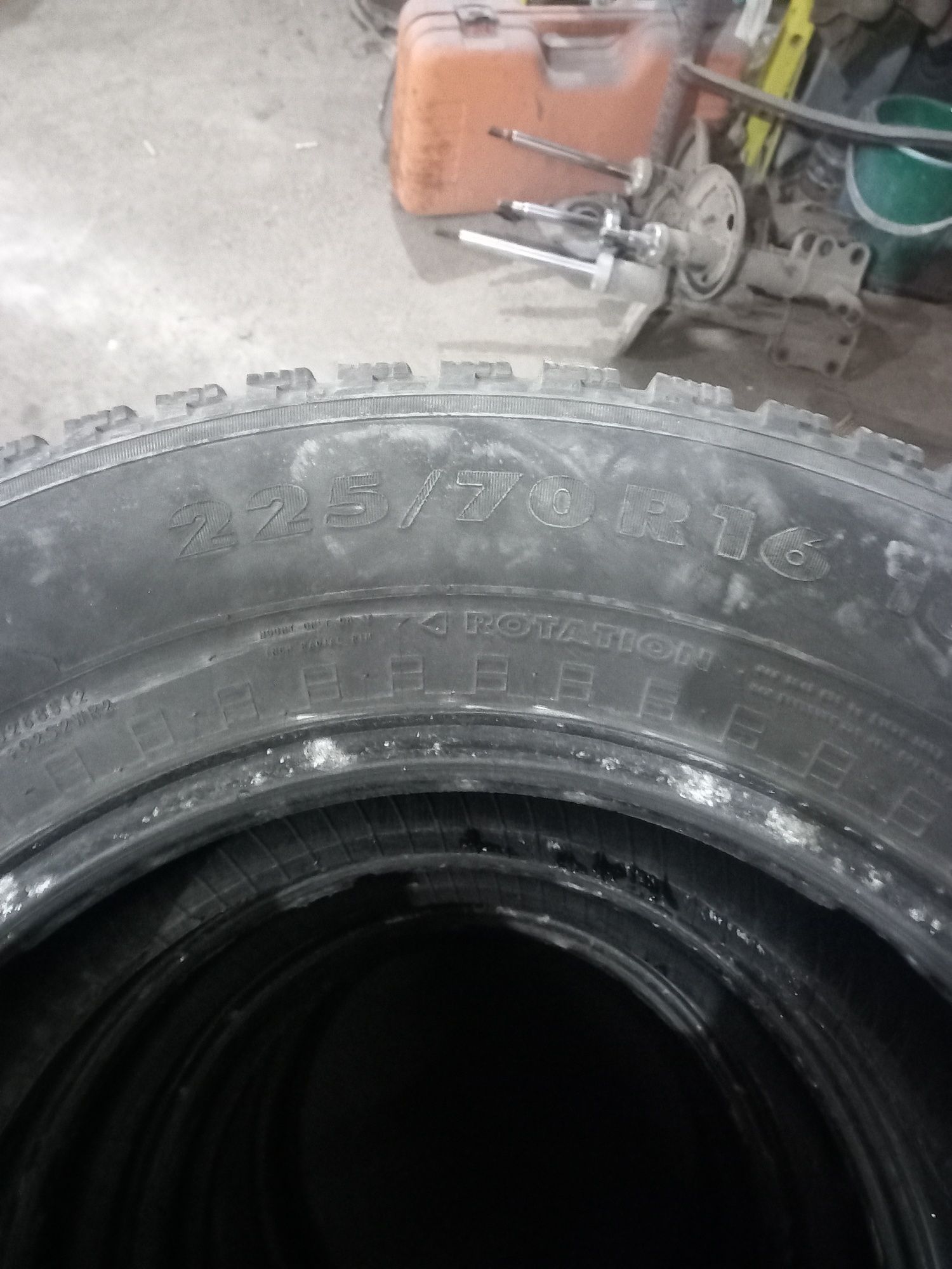 Продам в средним состояние резину R 16