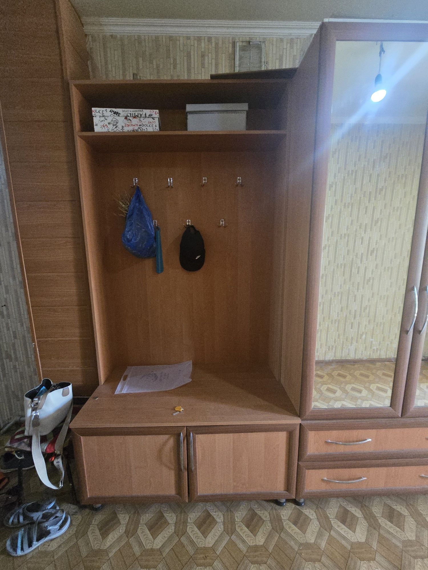 Прихожий с шкафом