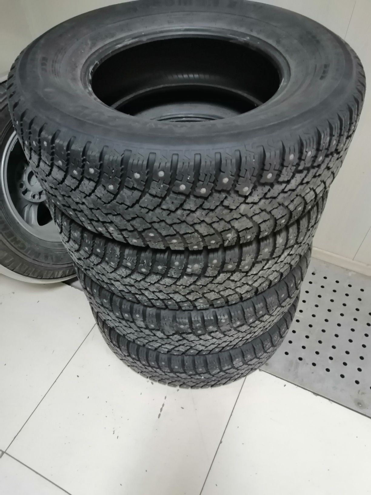 Продам зимние шины 265/70/17