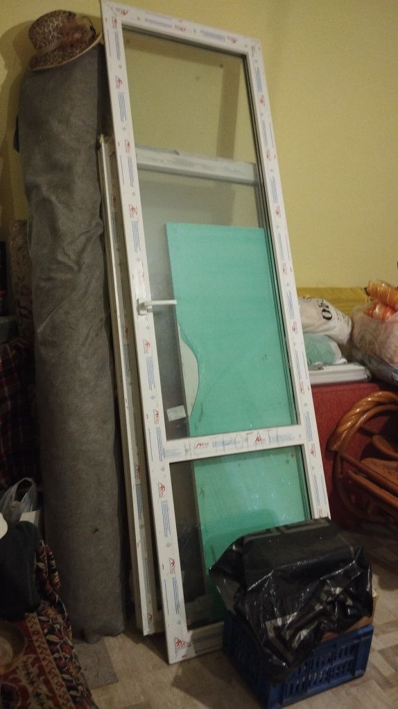 Продам пластиковую дверь с нового ЖК