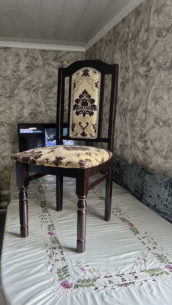 Стол со стульями