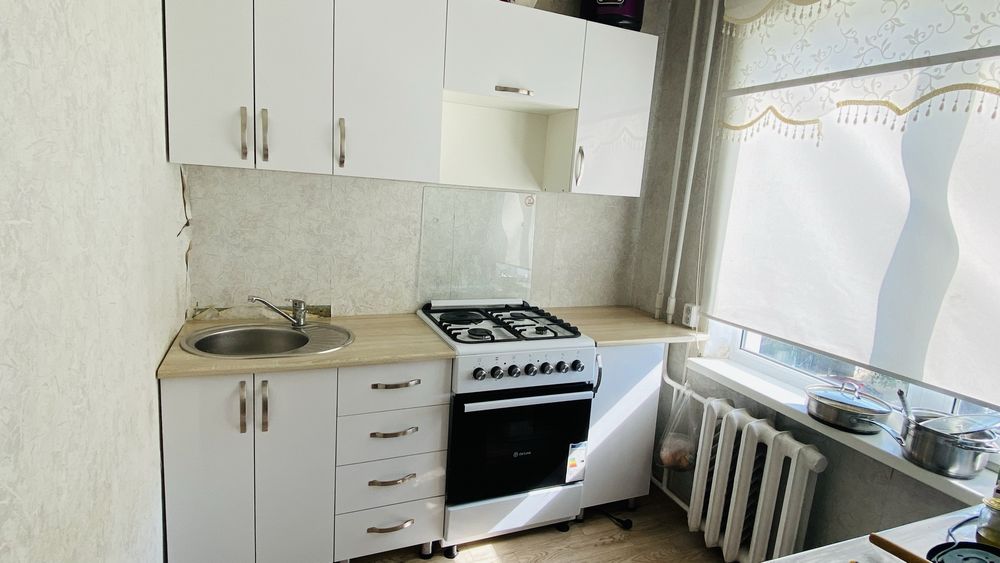 Срочно! Срочно!!Продается! Кухонный+Газ+Стол 4 табуретками+Дорожка