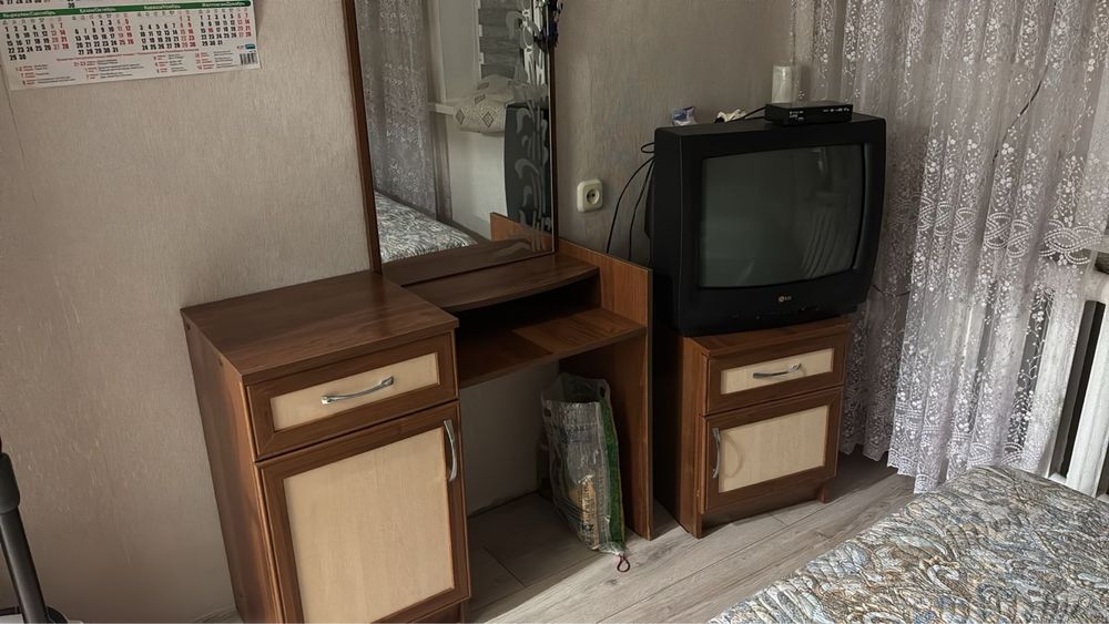 Тумба с зеркалом и две тумбочки