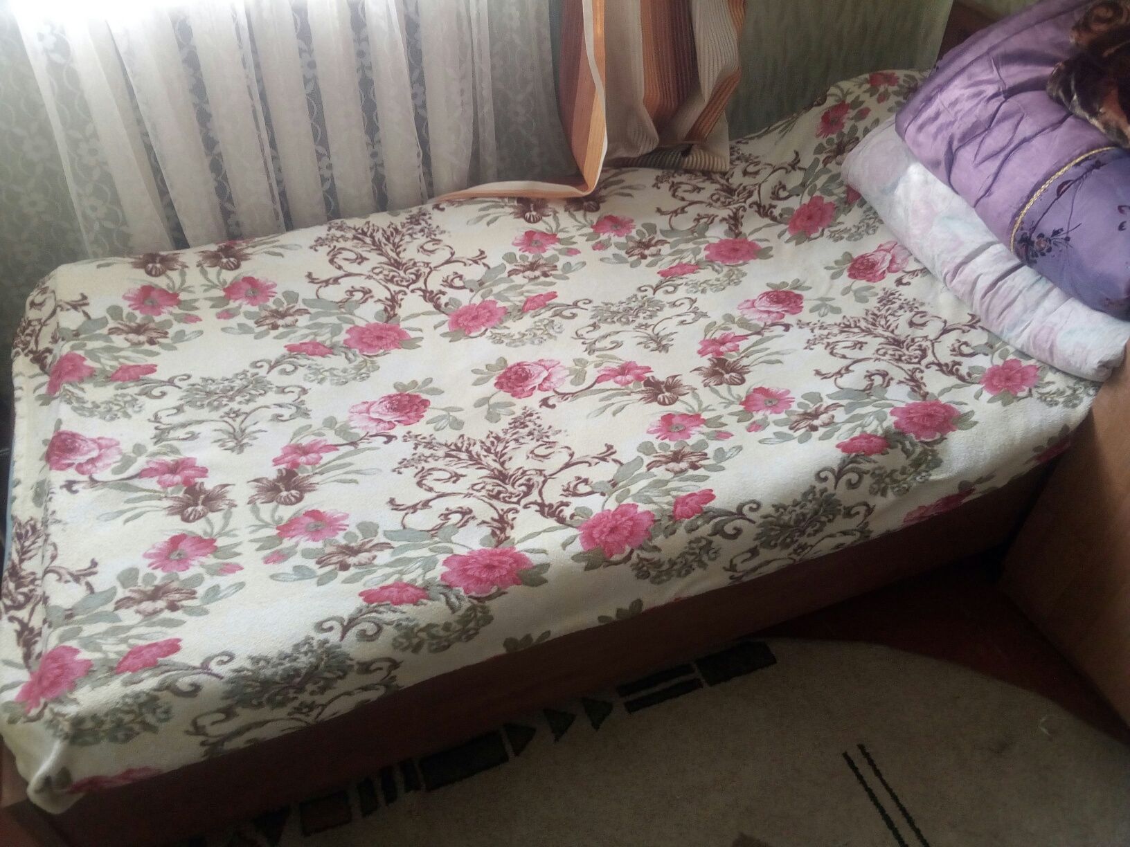 Продам отличную и хорошую кровать с отличным родным от неё матрацем .
