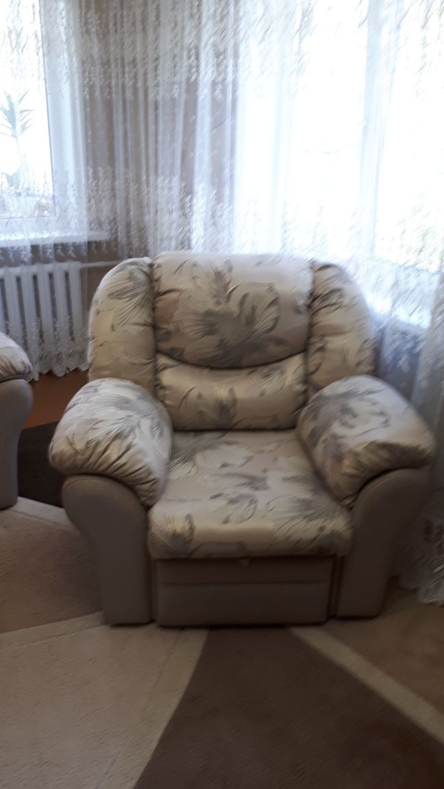 Продам. Угловой диван. С креслом.