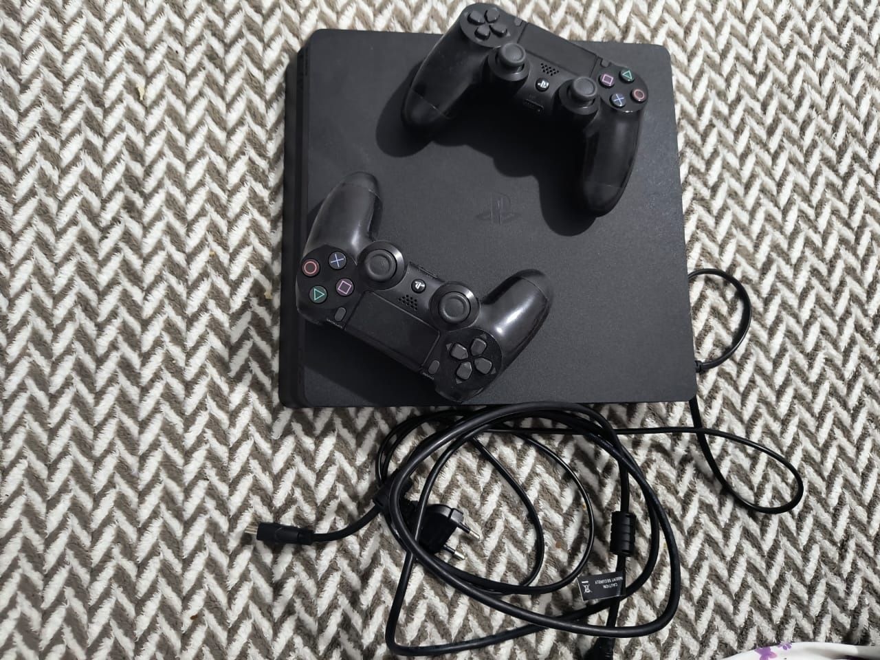 Продается playstation 4slim