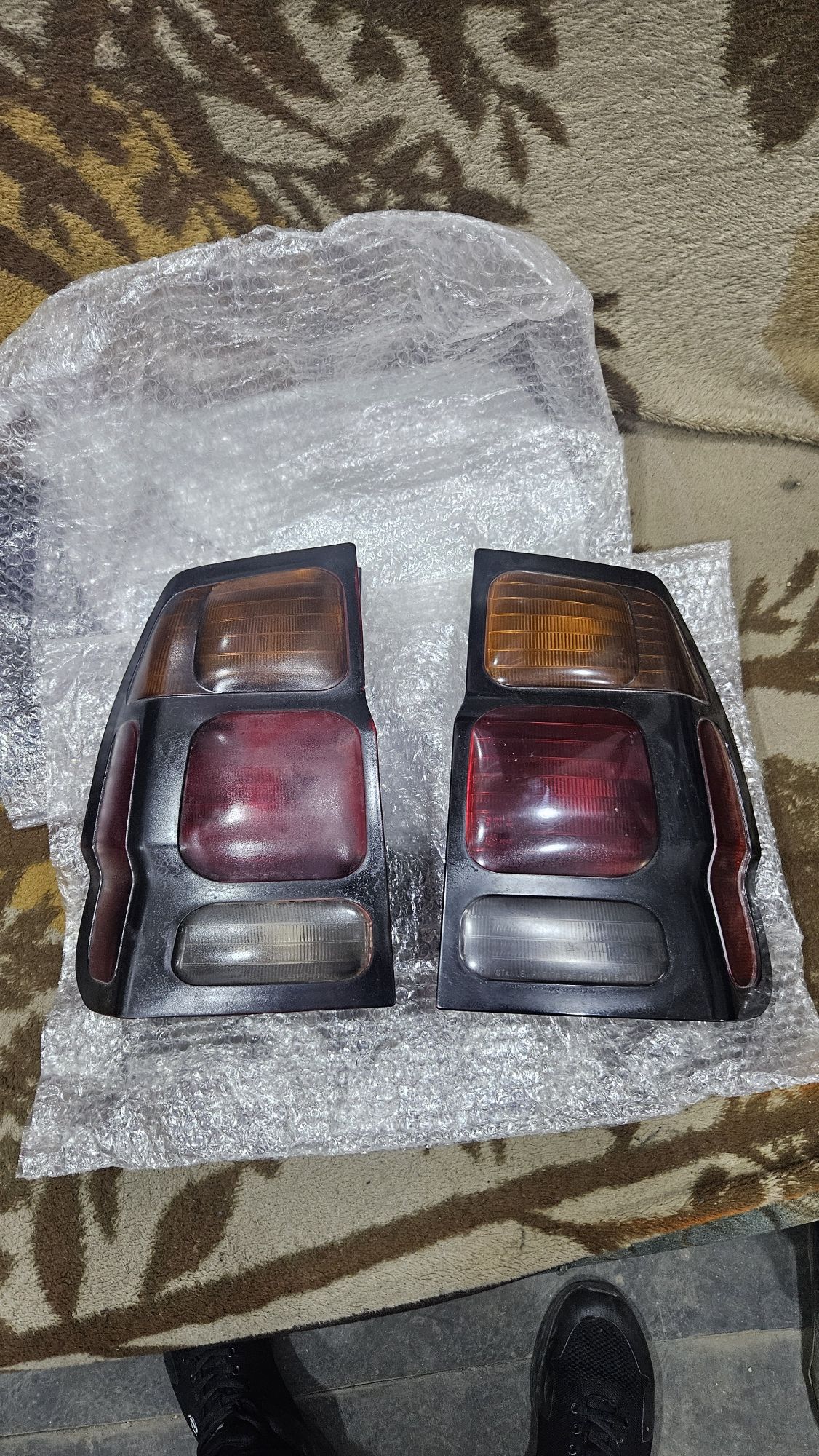 Продам задние фонари montero sport