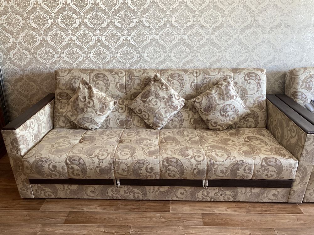 Продается диван для гостиной