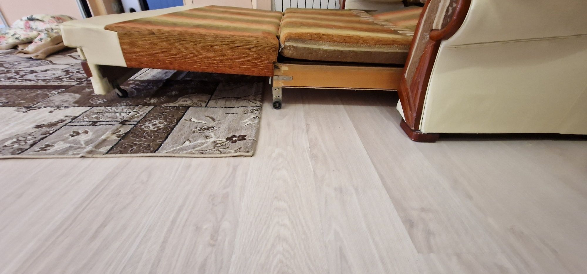 Продам диван 200×100 сложанный и  ракладывается 200 длина и ширина 150