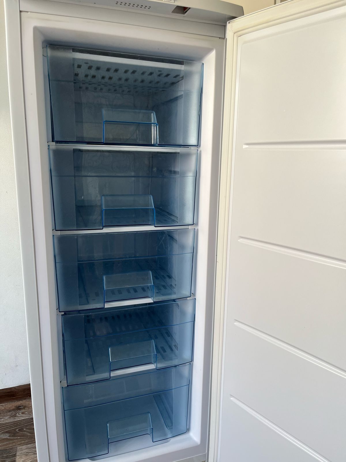 Продам морозильную камеру