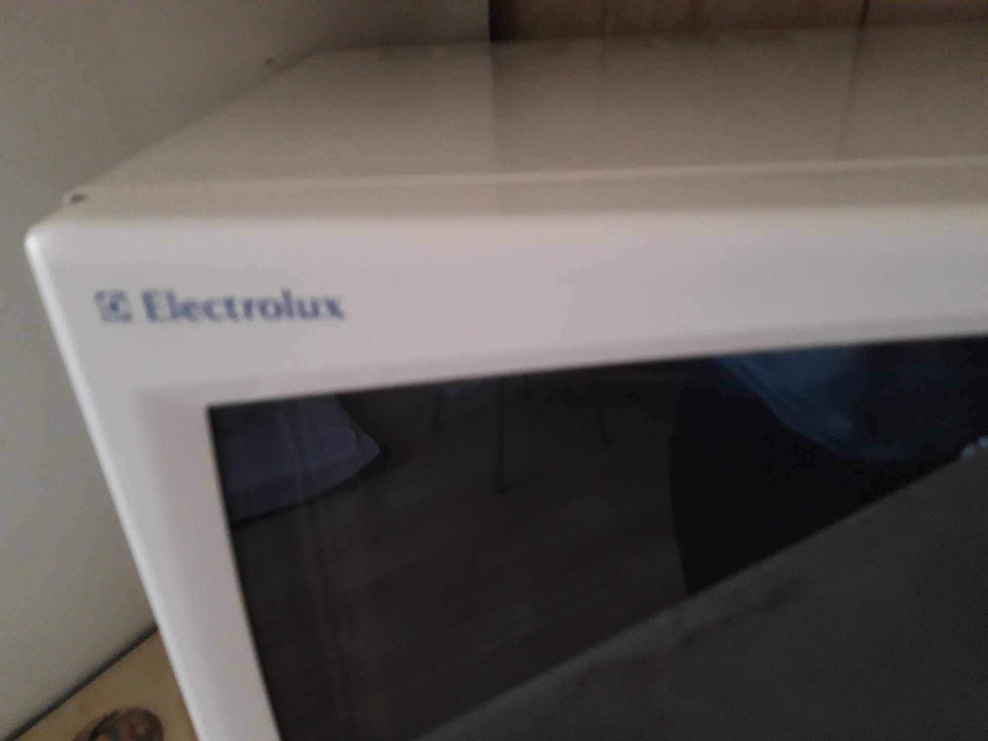 Микроволновая печь фирмы Электролюкс (Electrolux)
