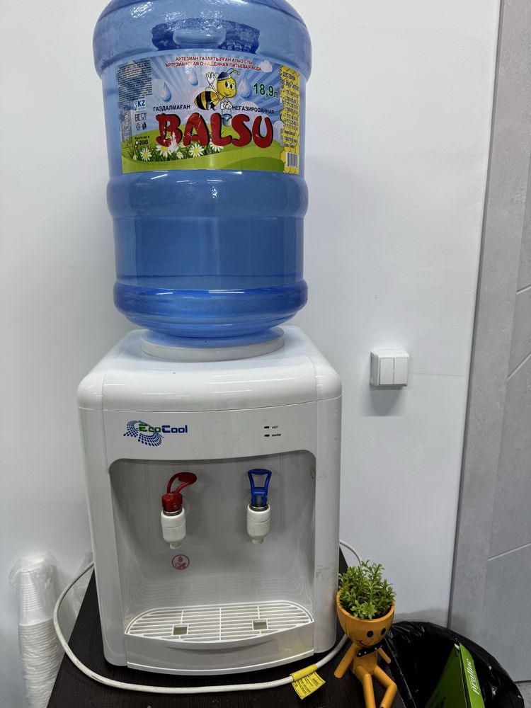 Продам кулер воды EcoCool с бутылкой 20 литров