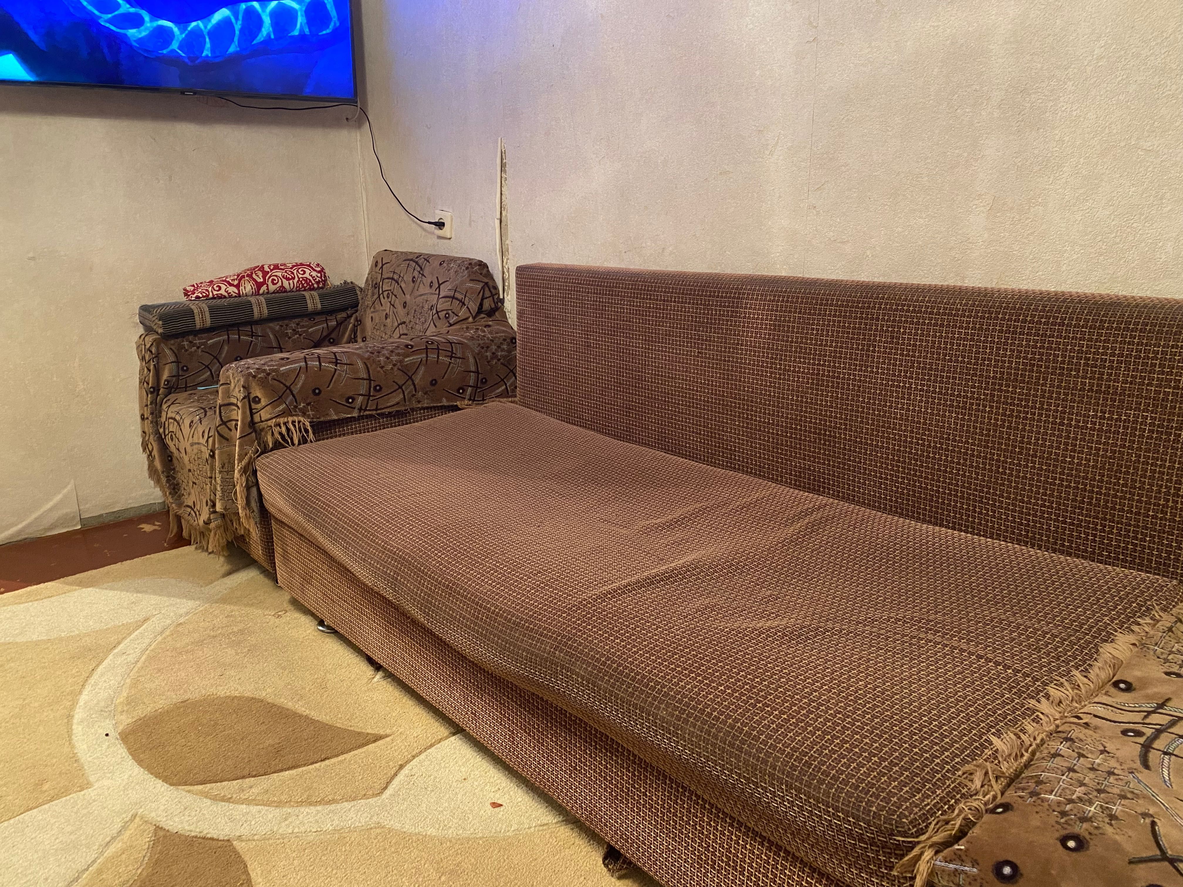 Диван и кресло с подушками