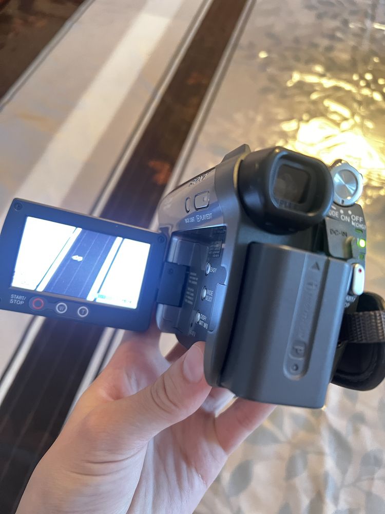 Цифровая кассетная видеокамера Sony Handycam