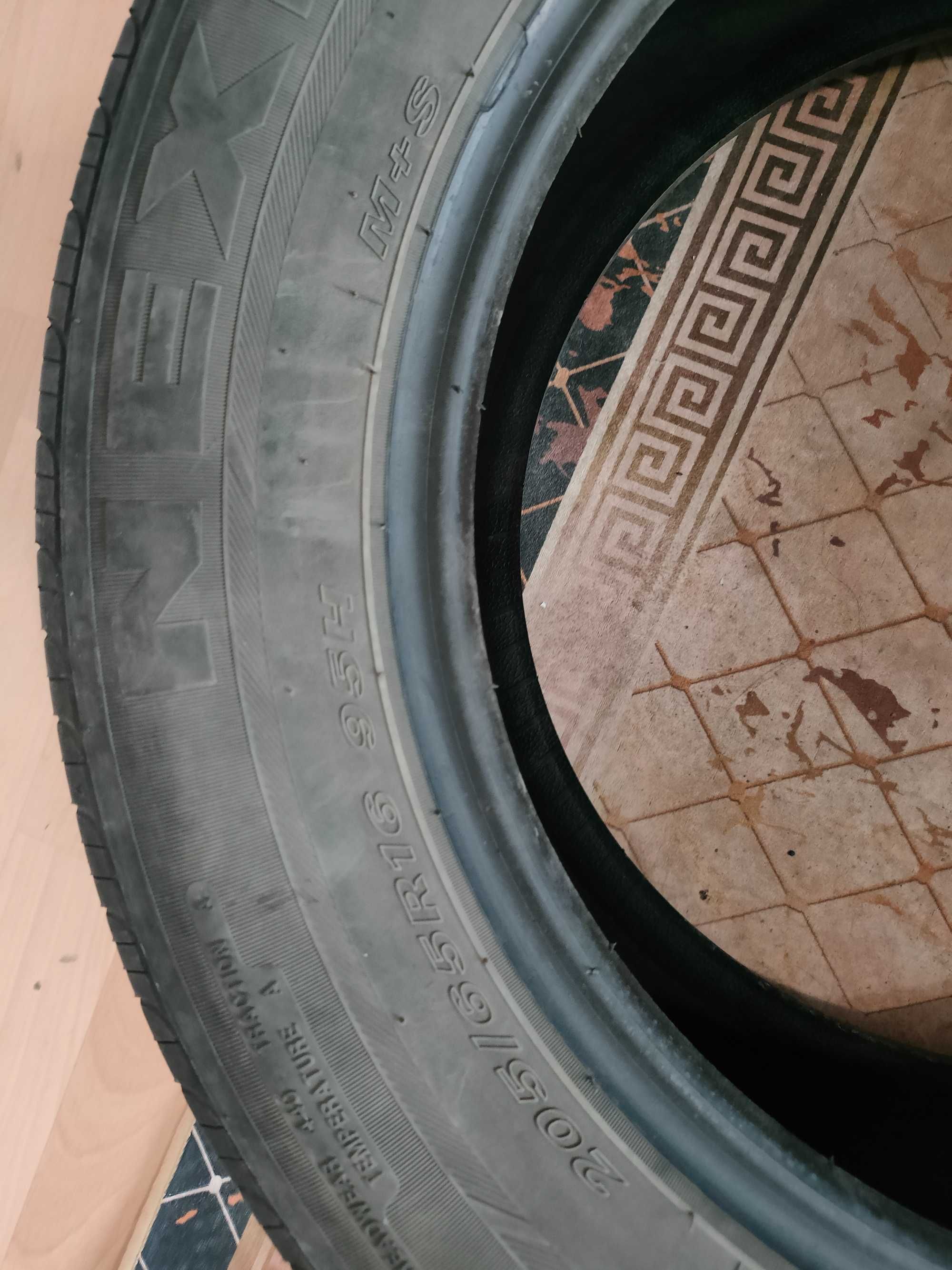 Продам шины 4 летние, 1 зимний