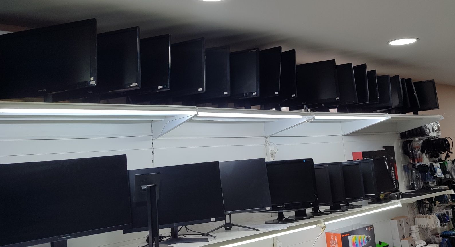 Мониторы 22 диагонали Philips 220sw9, есть количество, шнуры в компл