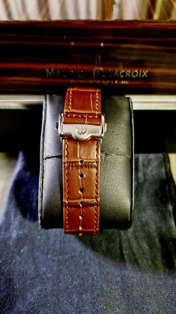 Золотые Щвейцарские часы Maurice Lacroix.