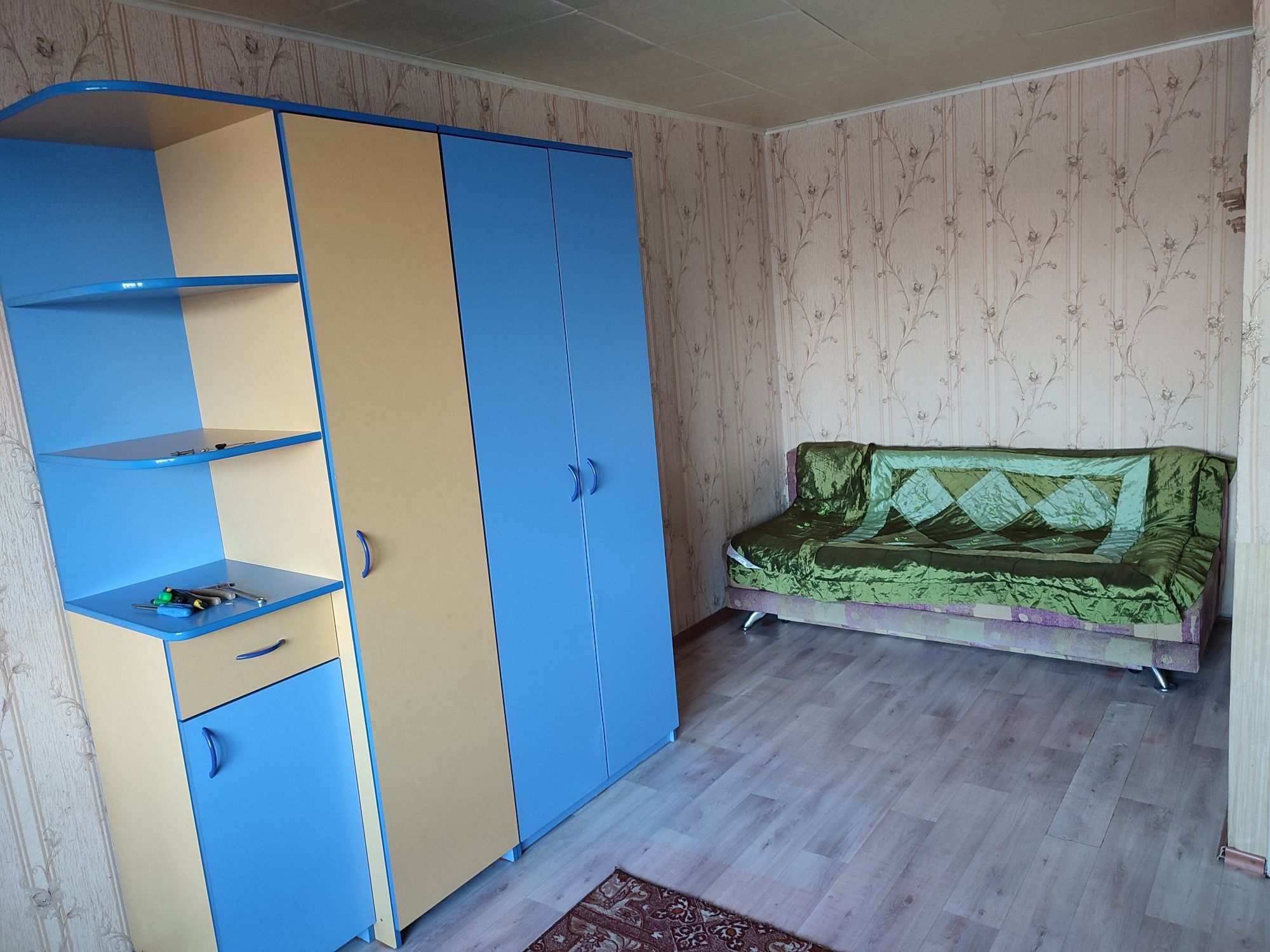 Продам красивую белую прихожку,кухонные стол