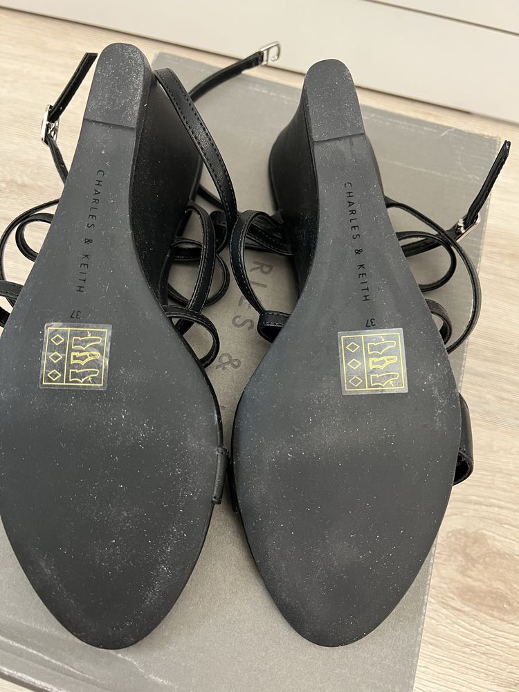 Продаются босоножки Charles & Keith