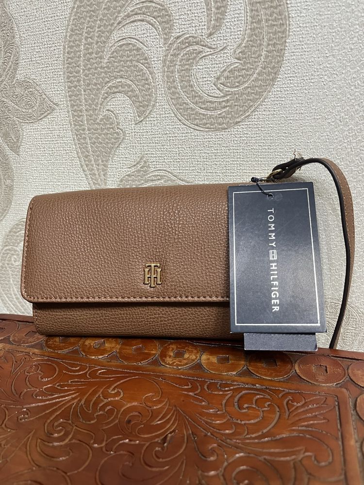 Кожаные сумочки от GUESS, TH, кожаный рюкзак